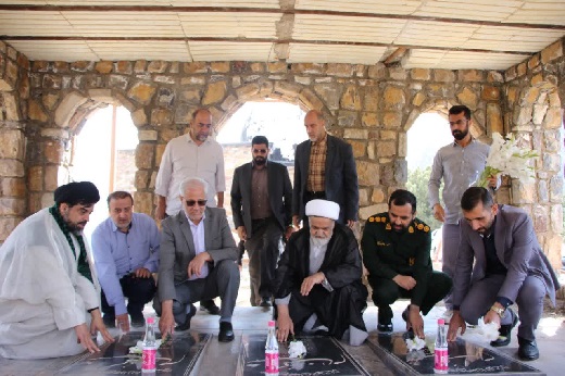 غبارروبی و عطرافشانی گلزار شهدای گمنام آبنیک به مناسبت هفته دفاع مقدس