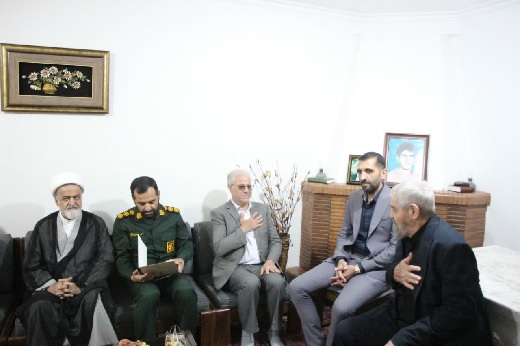 دیدار مسئولان بخش رودبارقصران با خانواده معظم شهید علیرضا آبنیکی به مناسبت هفته دفاع مقدس